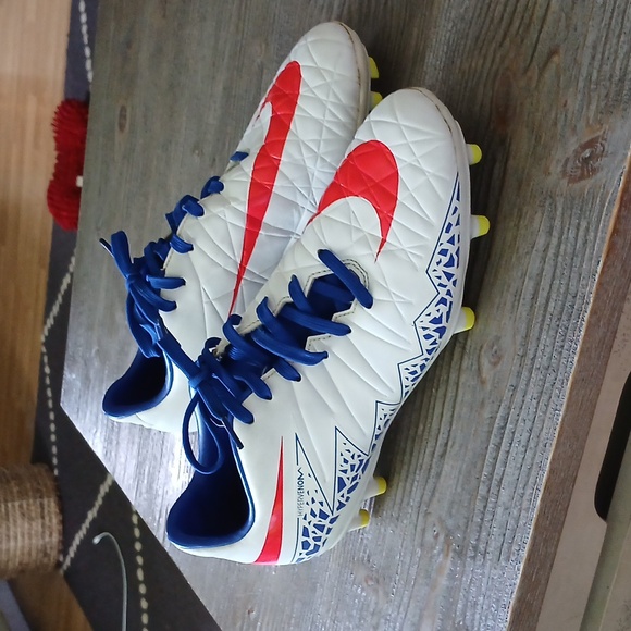 Nike Soccer Cleats - Picture 7 of 8